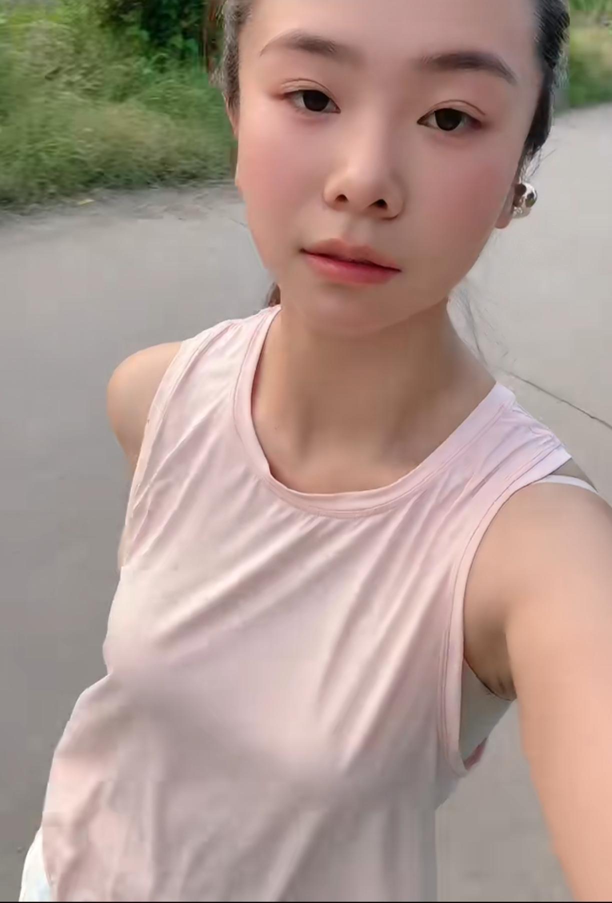 小女生穿着清凉装在路上自拍。