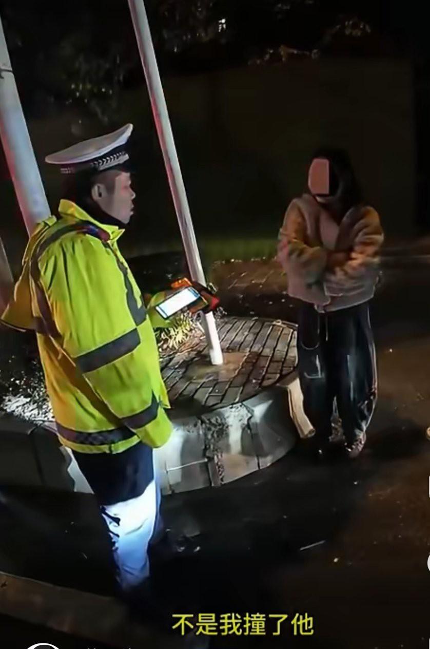 女车主转弯车道汇入直行道，跟直行的大货车的屁股发生了剐蹭，交警来到现场，查看了监