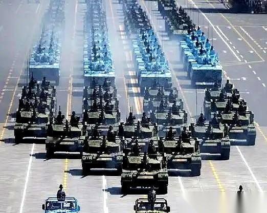 德国人说，我们一年造的先进战机，是美俄加起来的三倍。我看到这个数字的时候，愣了