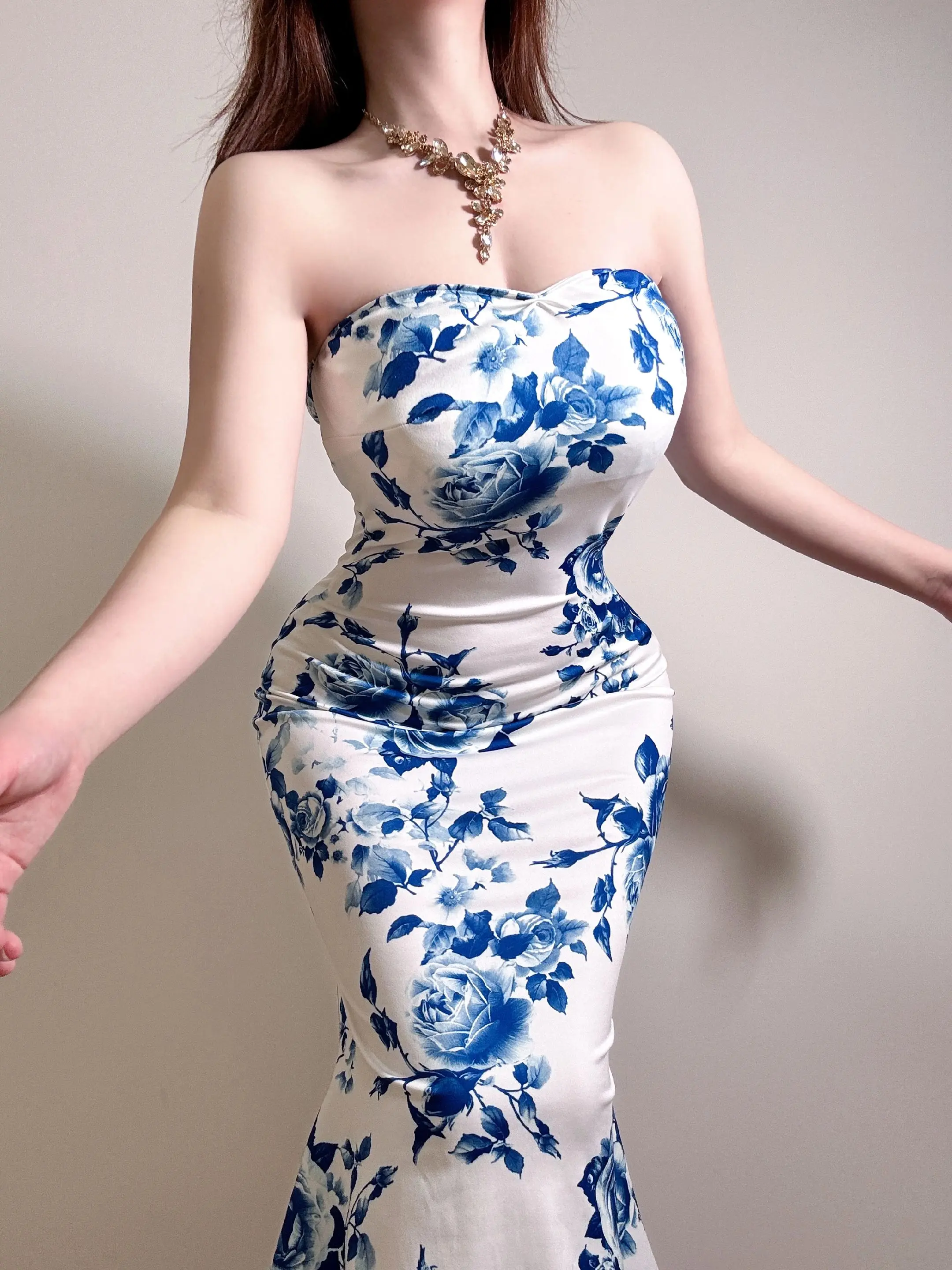 抹胸穿搭 青花瓷 蓝色碎花抹胸连衣裙 微胖穿搭 梨形身材