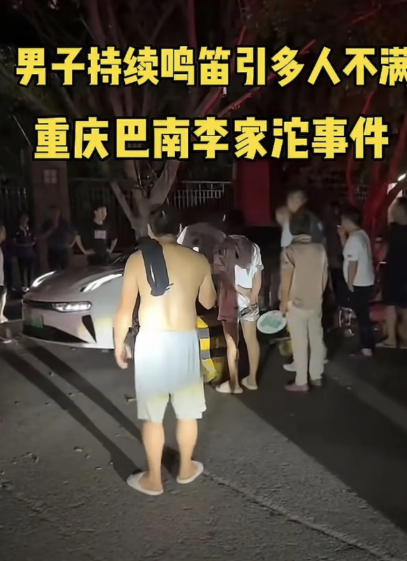 看了重庆路怒撞人事件感到很可惜，本来堵路货车一行人可以没事的路堵了，轿车按喇