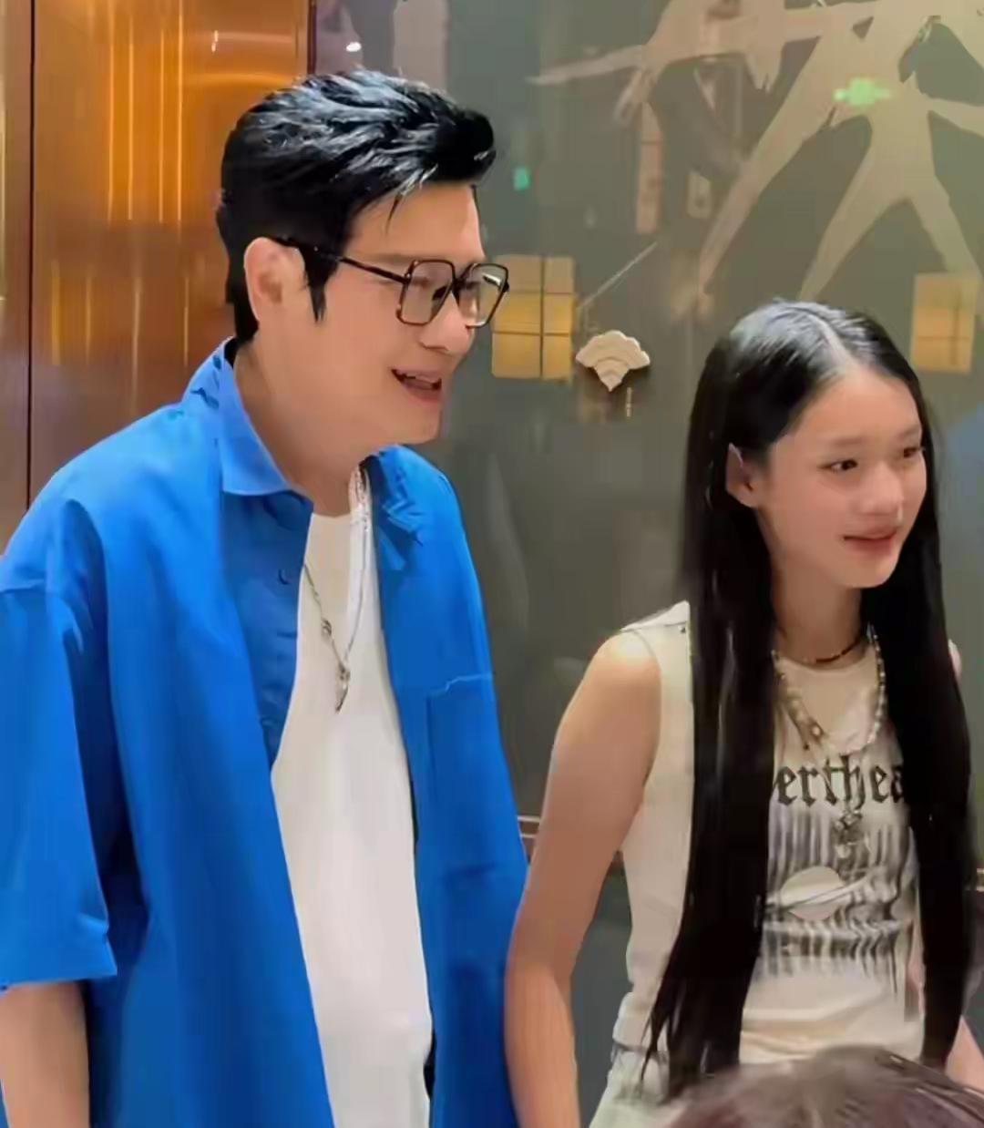近日，63岁的TVB视帝罗嘉良在广州中山纪念堂举办演唱会，12岁女儿Sela惊喜