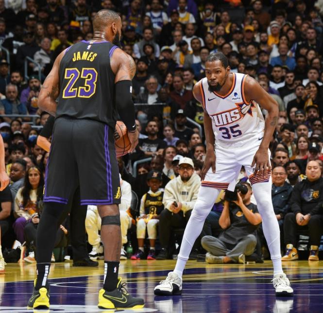 杜兰特当年先是从雷霆队转投勇士队，之后拿到了总冠军之后，他又告别了勇士队，被交易