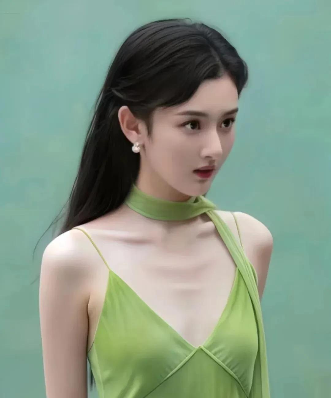 宋祖儿的美！终于验证了老人说的“美人在骨不在皮”！宋祖儿这次造型辣眼了！翠绿长