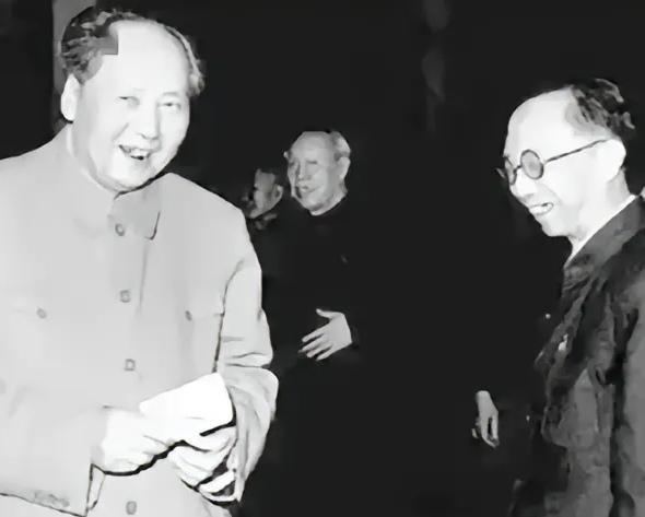 1961年，北京丰泽园，毛主席请溥仪吃饭。毛主席和溥仪一边吃饭，一边闲聊。“