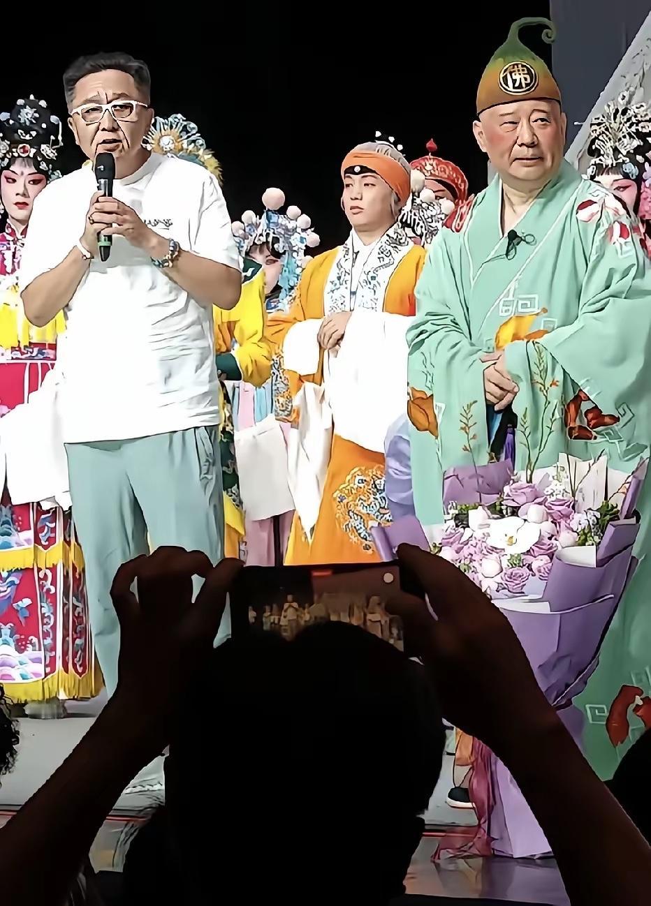 现在的烫手山芋交给于谦了郭德纲的事情大家都知道了表演结束后，于谦走向前台和郭