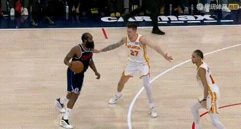 5连败了——据说这是泰伦卢下课时的表情！还好哈登11秒的追平3分未进，否则真让