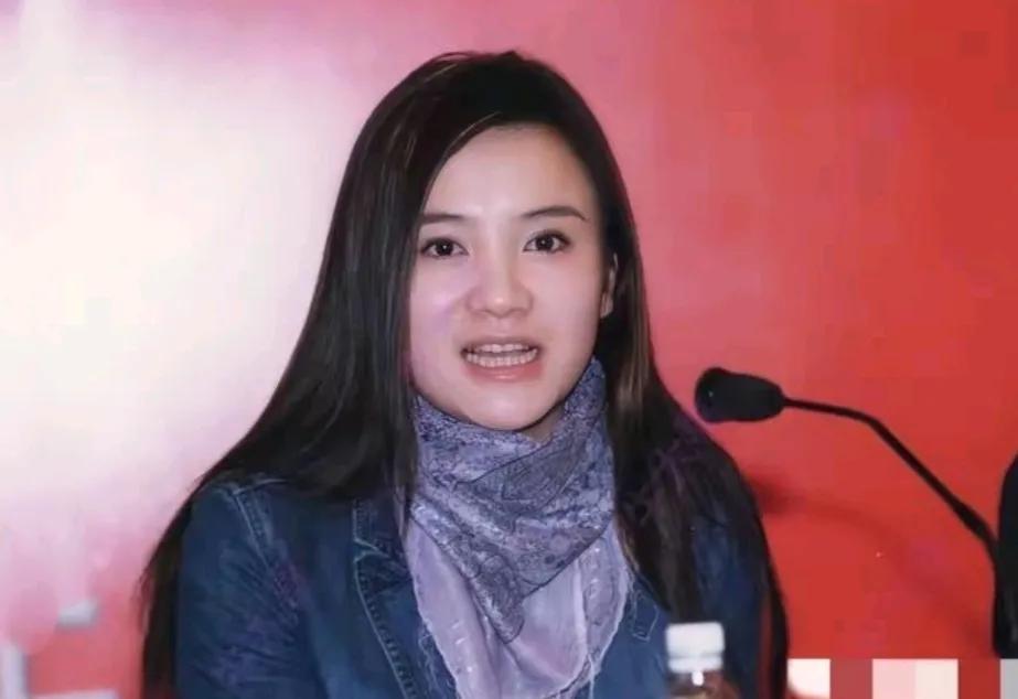 她是原生态美女吧？看看年轻的时候跟现在基本一样现在是褪去了婴儿肥有了