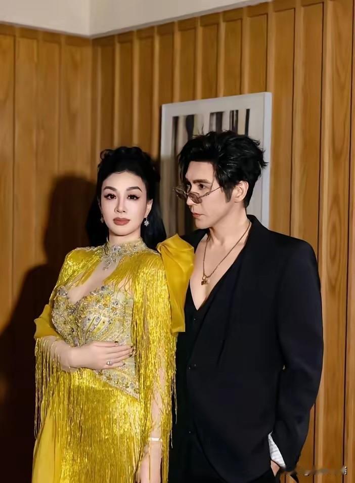 不得不佩服张伦硕，搞定大12岁三婚的钟丽缇不算本事，真正牛的是他摆平了自己家那对