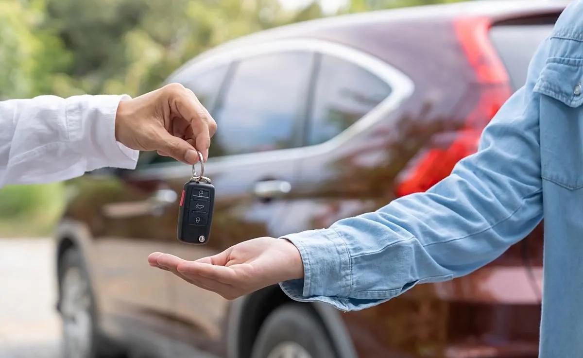 邻居深夜敲门，说是要借车，理由是家里老人生病了。男子婉拒了，提醒他们可以叫救护车