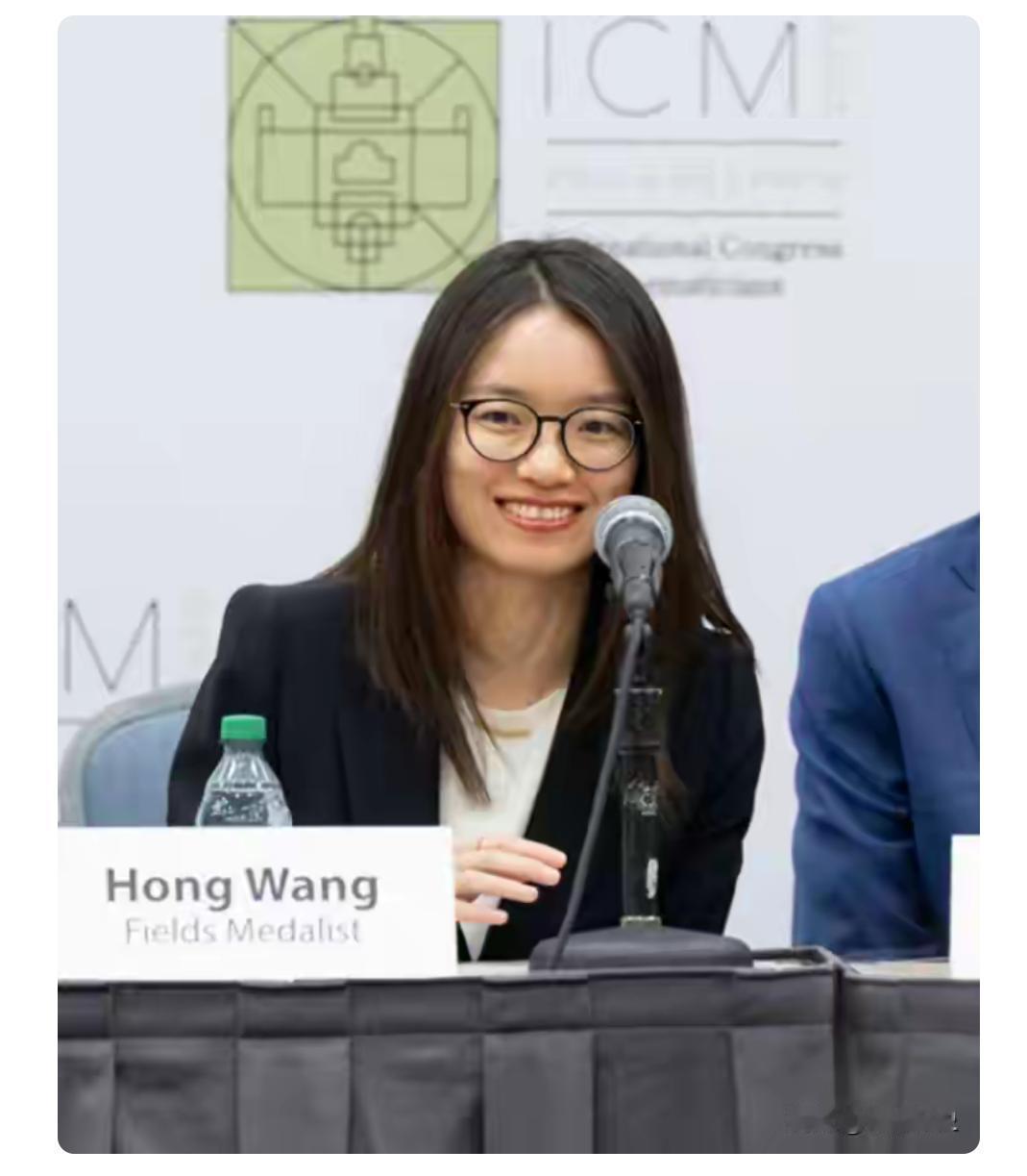在不同环境下对人评价截能不同，就那获得菲尔兹奖王虹，在北大数学系老师说她内向，不