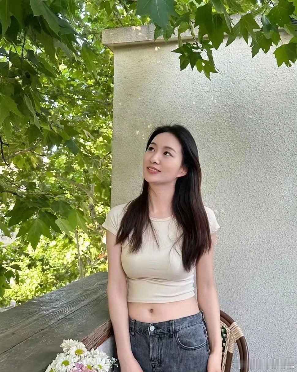 夏日清新少女，绿意盎然中绽放自然之美