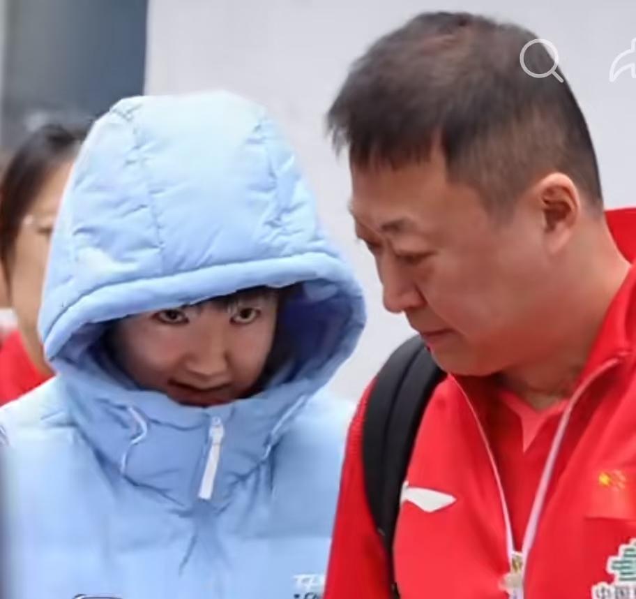 莎莎这葡萄眼萌翻了！伦敦世乒赛，赛后莎莎和马琳返回酒店，图中，一个少年拦住了马