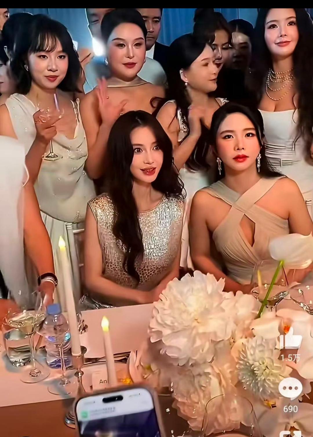 她离婚后事业也是从巅峰一下就跌落下来了，看她跟这些网红合拍的照片，她现在是啥活都