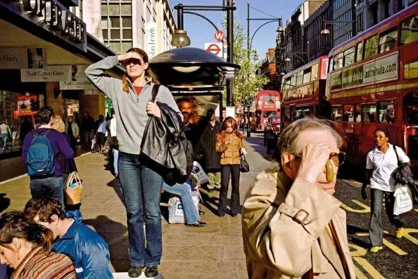一位英国华人曾表示，在英国，一个挖掘机司机每个月的工资是1500英镑，而在这里一