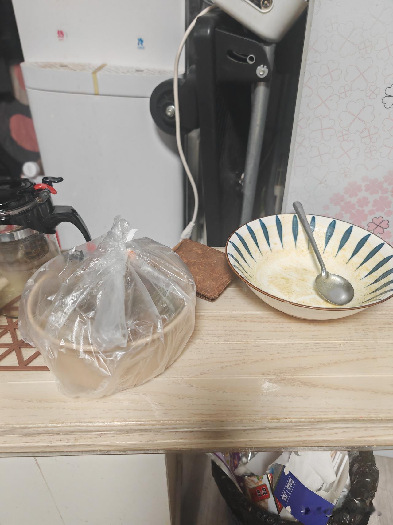 一个人做饭做了一天然后到吃饭的时候，他自己吃没叫我，我就点了外卖主要是昨