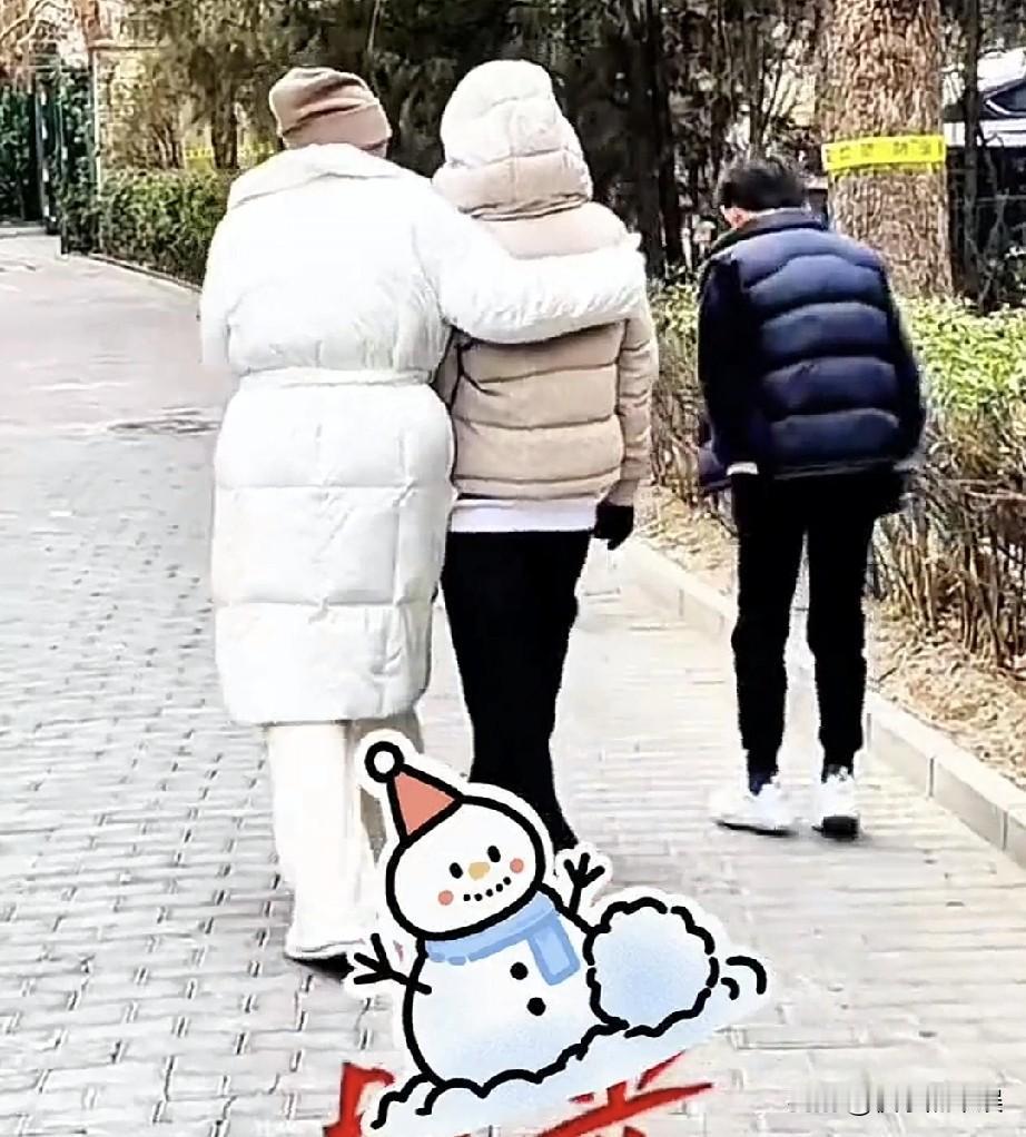 这样的场面张兰想了多少年啊玥儿箖箖都回来身边了，张兰抱着玥儿，牵着箖箖，似乎是