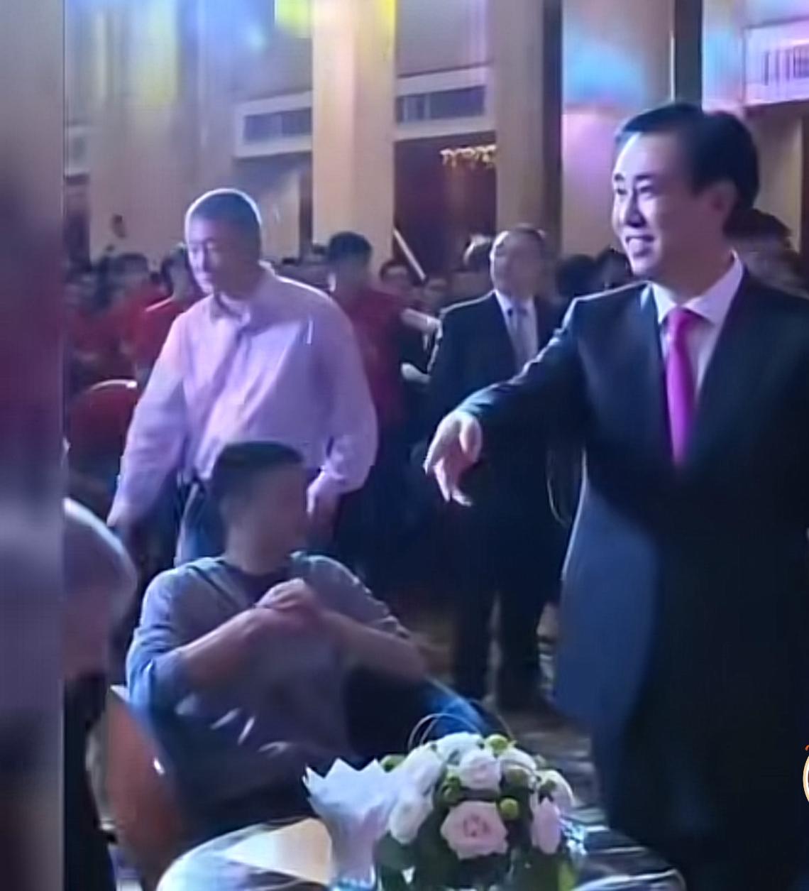 家印哥当年被誉为最帅企业家，在他带马云看白团长跳蹲蹲舞的时候，局促不安的马云在玉