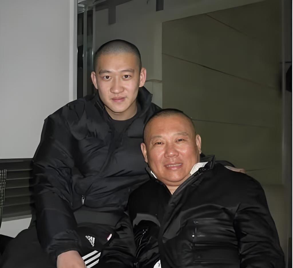 岳云鹏开演唱会，曹云金深夜刷手机刷到失眠。当年他甩门走人，觉得天地更大。