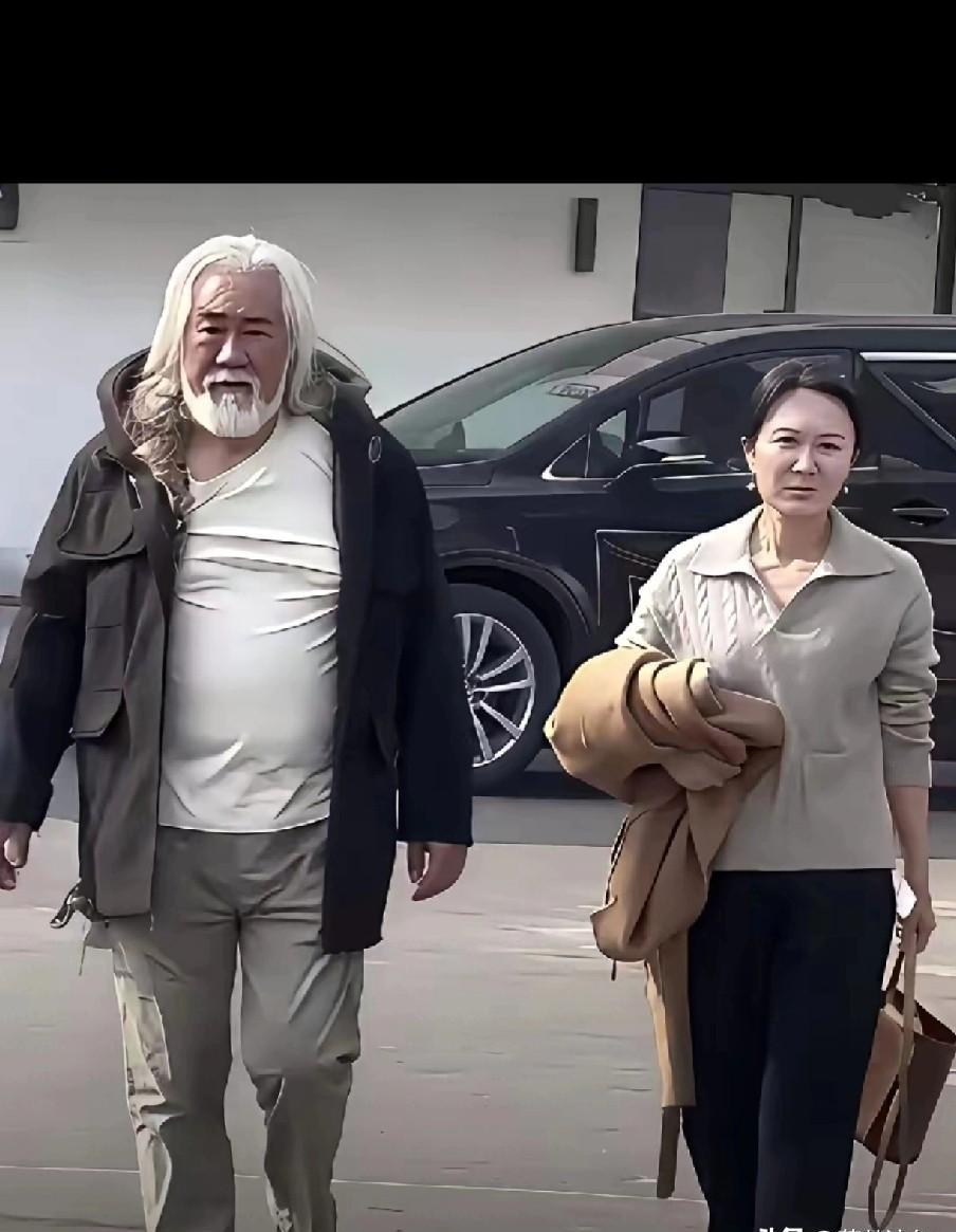 豪车里的她，眼神像跌进深井——张纪中妻子杜星霖的忧郁，撕开了31岁年龄差的体面。