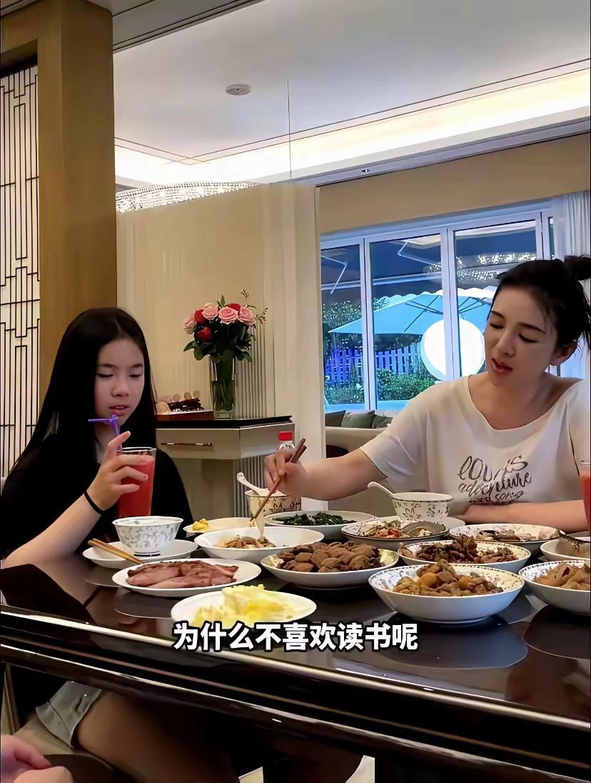 明星真的有低谷期吗哪怕说生活普通的黄奕吃个早餐十个菜孩子也吵着不想上学要去女团当