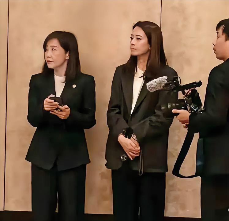 国民党发言人江怡臻4月10日在脸书发了一张她与文传会主委尹乃菁在人民大会堂东大厅