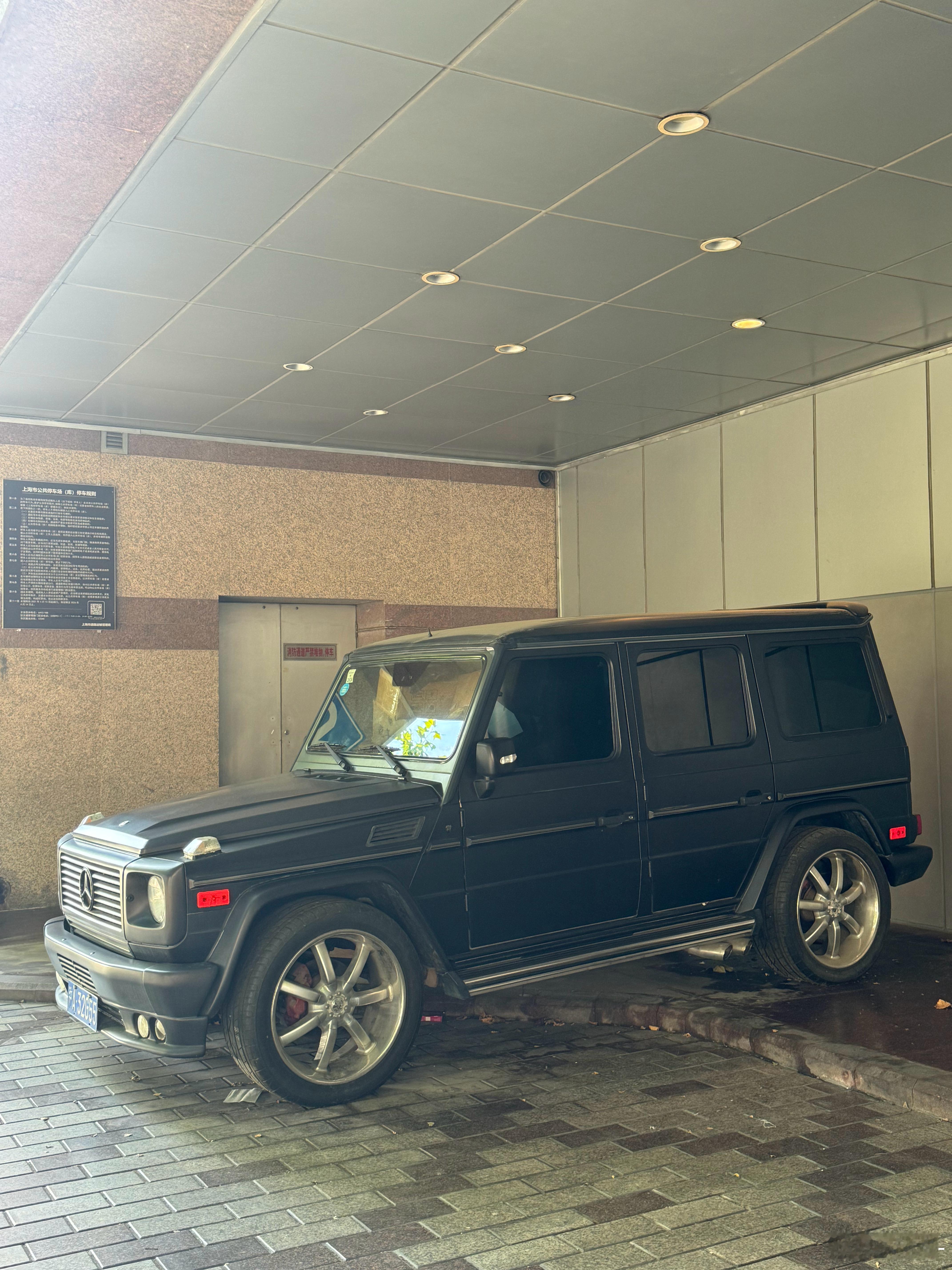 上海酒店楼下看到一台很精神的老G再一看车内还是太有实力了……​