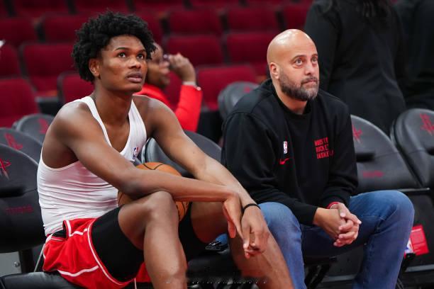 ESPN为火箭续约阿门评级A-：双赢阿门·汤普森续约细节：5年2.08亿美元评级：A-阿门是今夏第二