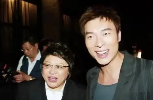 某种程度来说，许志安并不是一个势利的男人，因为当年可以抓住韩红，让自己轻而易举在