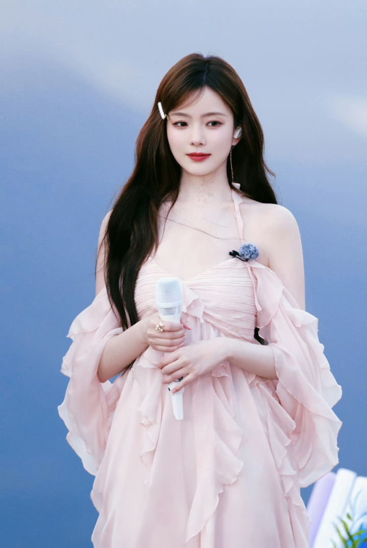 硬糖少女303解散快两年了，现在回头看，当初那个“谁混得更好”的争论，好像越来越