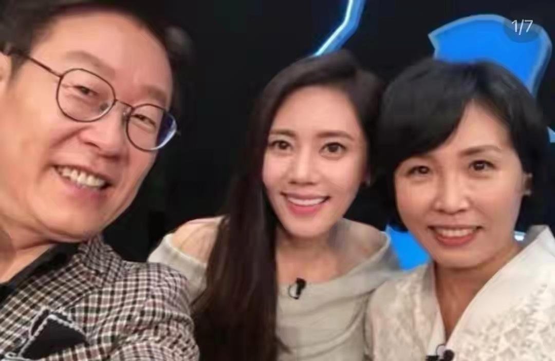 秋瓷炫和韩国总统李在明夫妇一副很熟的样子，同框合影的他们看起来相处愉快又和谐。