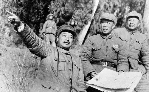 抗战时，贺龙想打康家会据点，苦于兵力不足，他决定向据点内的伪军“借”点兵。很快，