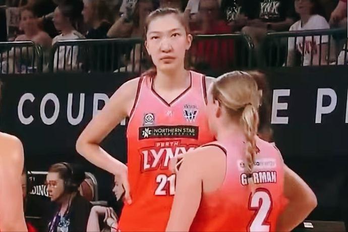 麻烦了！韩旭犯规过早，山猫内线堪忧。3月1日WNBL总决赛第二场，第