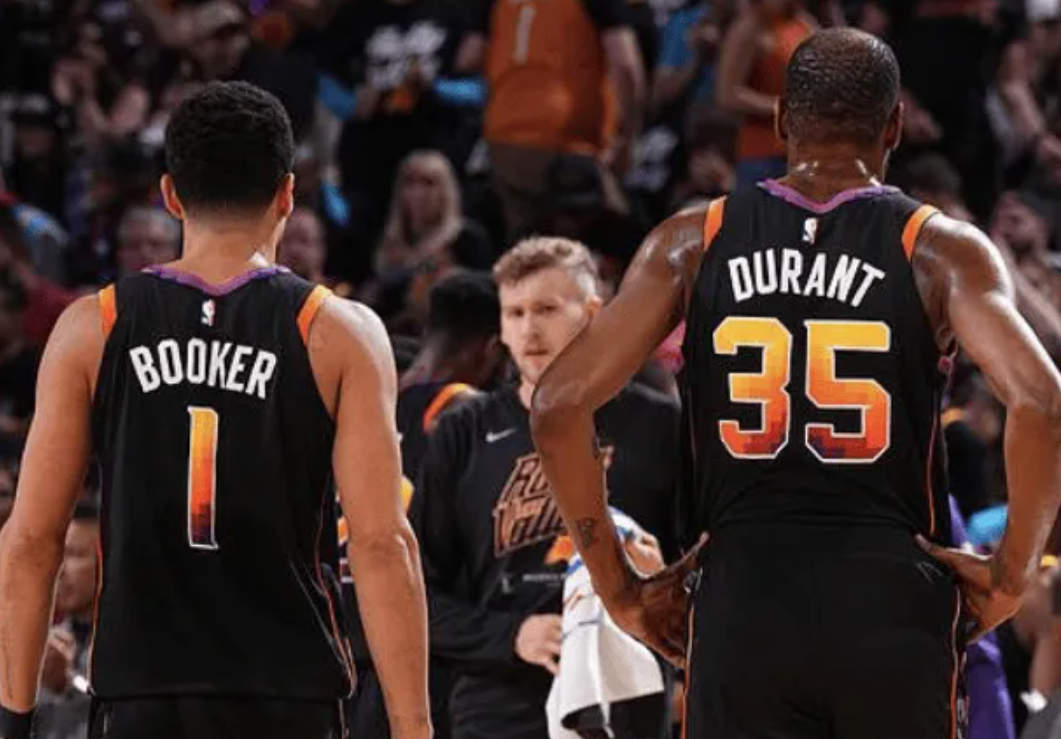 德文-布克在接受采访时谈到了凯文-杜兰特全明星周末期间被曝疑似“小号账号”相关风