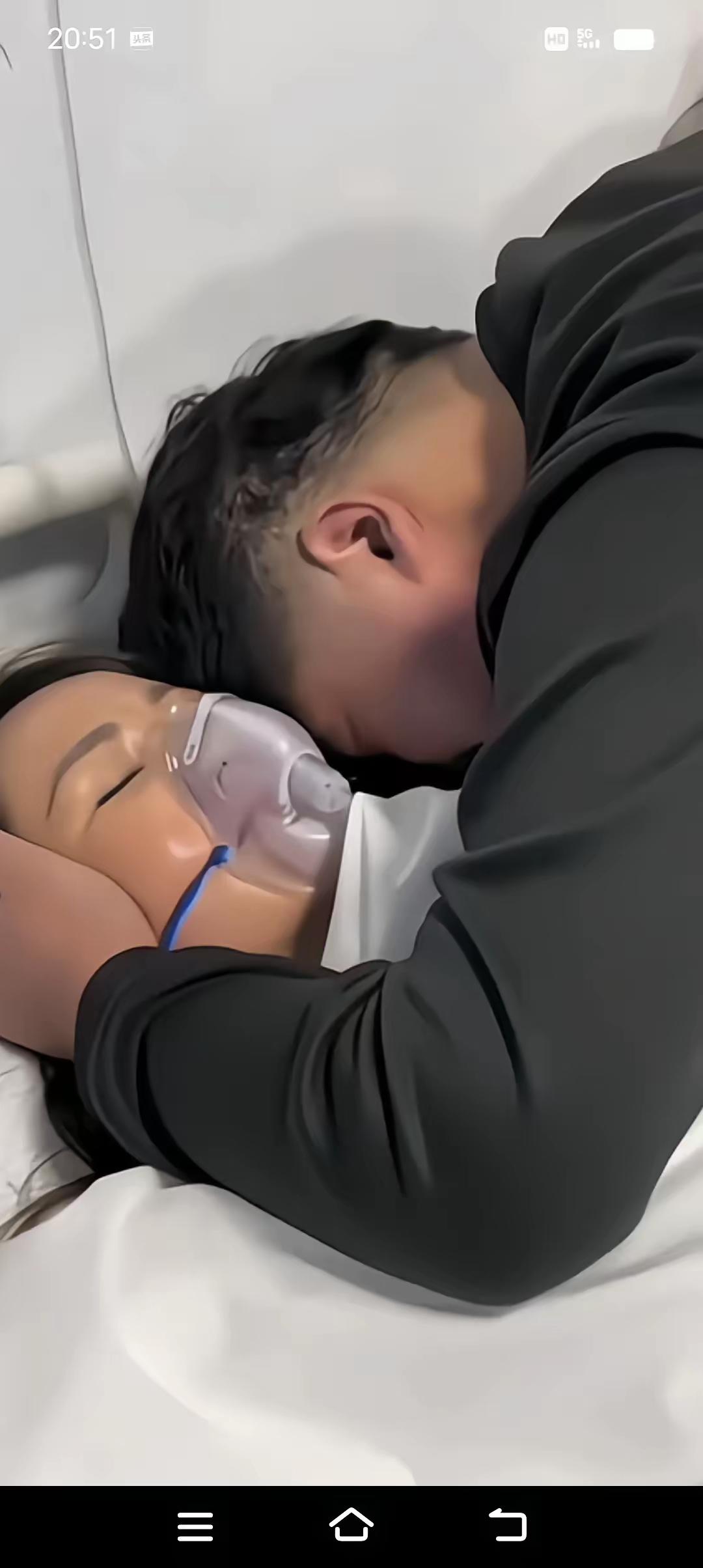 天塌了，人财两空，妻子病危，医院已下病危通知书，丈夫哭着说：为了给你治病，家里已