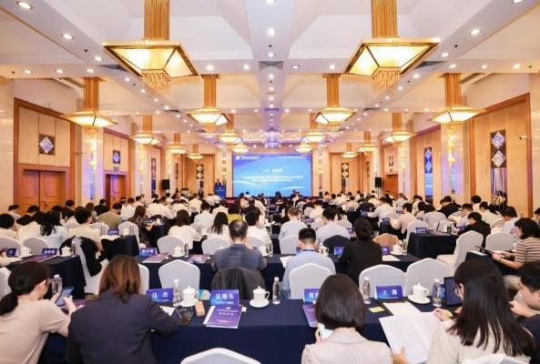 一场养老金论坛开完了，可牵头那套方案的人，愣是没露个面儿。9月19日在北京