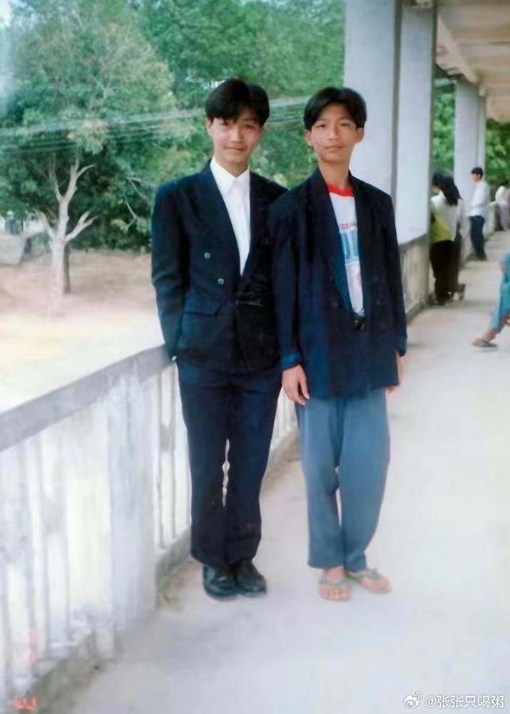 学生时期的陈楚生和哥哥陈楚龙合照！