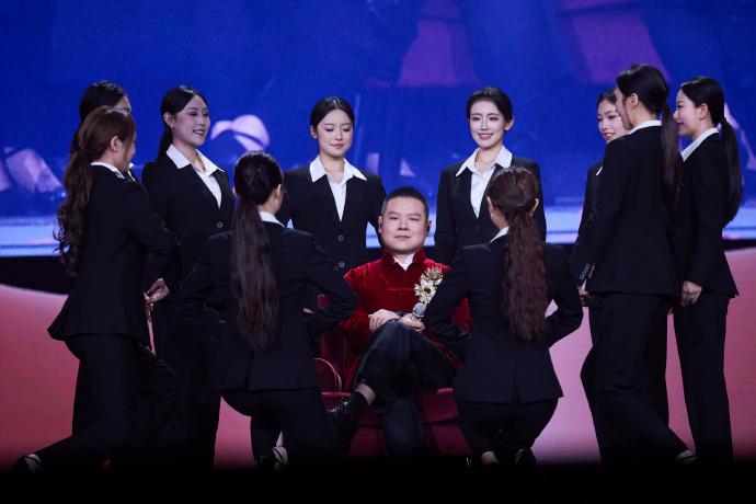 岳云鹏等来女团伴舞，嘴角上扬超幸福，厦门演唱会三大看点，还有罚站和接亲！德云社岳