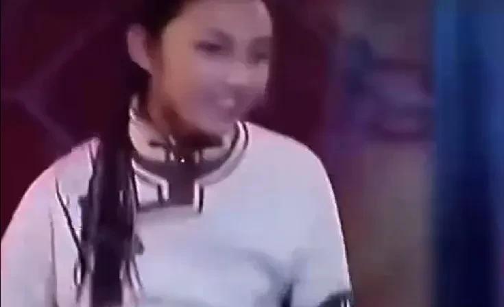那尔那茜16岁在内蒙古春晚表演，两个人节目，另一个是吉祥三宝里女孩。镜头竟然全部