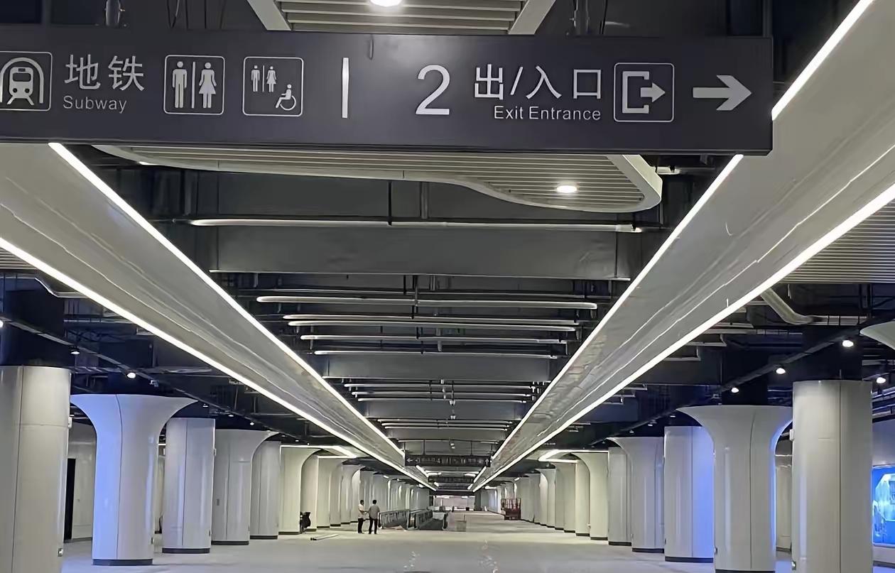 济南火车站北站房地铁通道高清图出来了，从这边去坐地铁。步梯已经基本安装完毕