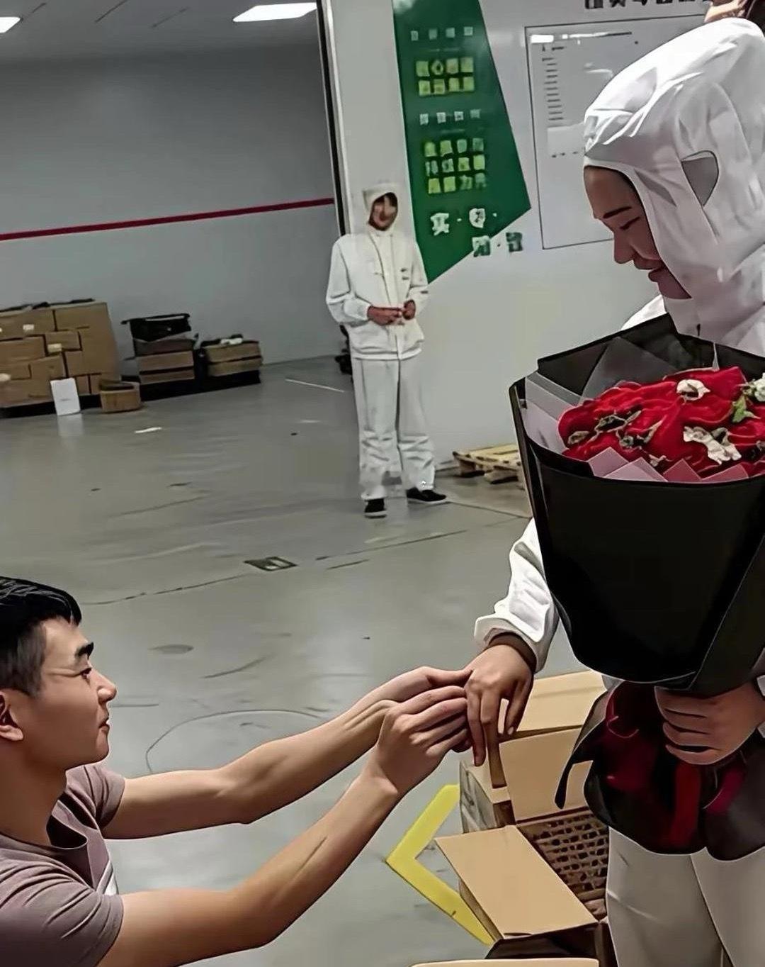 又一个流水线女孩被组长追到手了