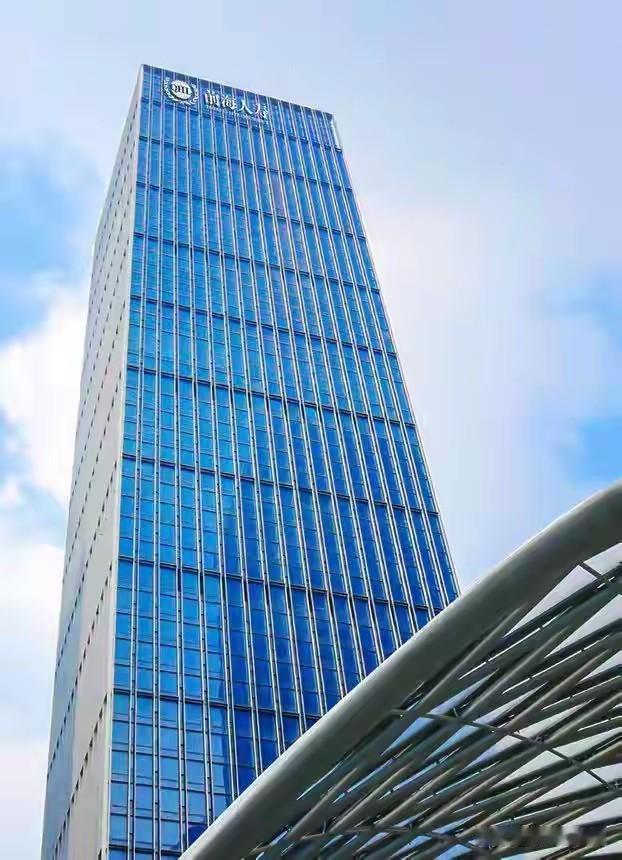 职场维权真的太难了！深圳的王先生在前海人寿任职八年多，2023年4月突然被免职，