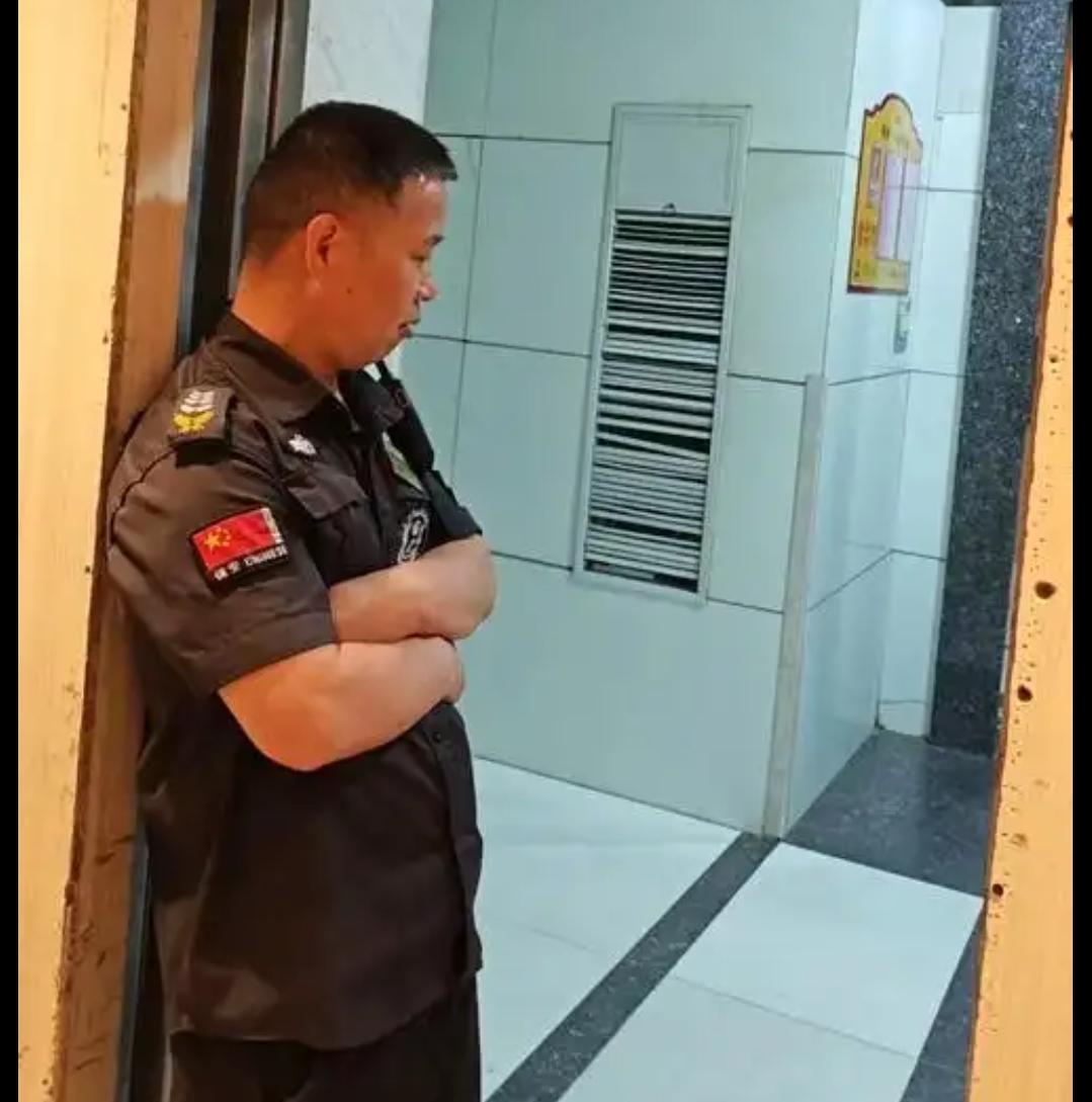昨天晚上我们这里三号楼的一位业主，下班时候买了一把椅子，到了大门口就让保安帮他抬