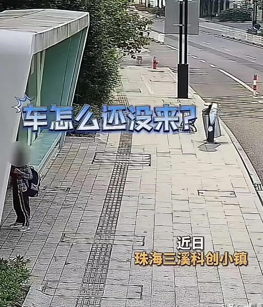 小孩下错站，一个人在公交站坐了一整晚。警察来了才敢松口气。这事儿真不是小事，