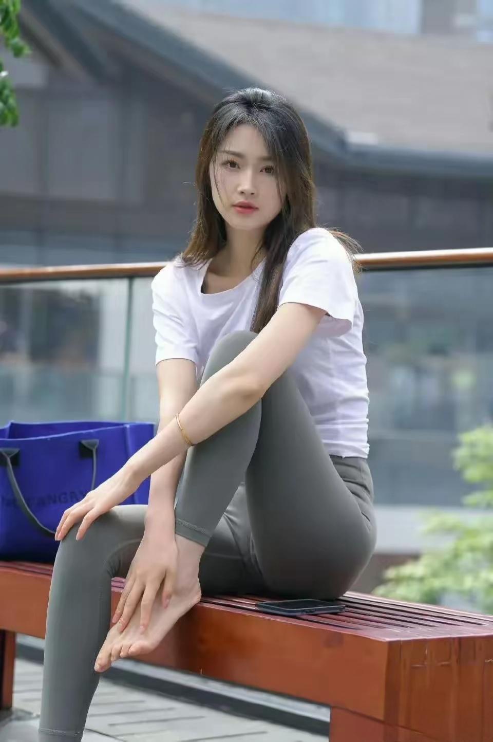 休闲穿搭，舒适自在，享受阳光与微风。