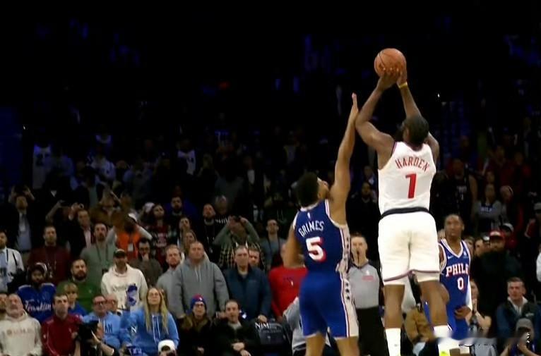 有犯规啊！哈登冤死了！比赛最后8.4秒，哈登强行三分球出手不中，随后抢下篮板