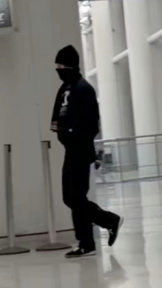 纽约潮男王一博回国王一博回国机场潮男穿搭纽约潮男王一博回国，王一博回国机场潮