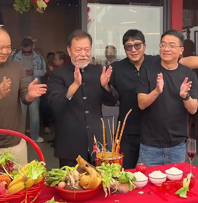 70岁知名港星内地连开2店卖烧鹅亲自到鹅棚抓大鹅动作熟练现年70岁的前TVB