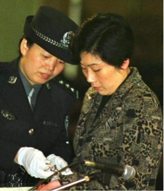 2001年，“女老虎”蒋艳萍被判处死刑，万念俱灰之下，听说只要怀孕就可争