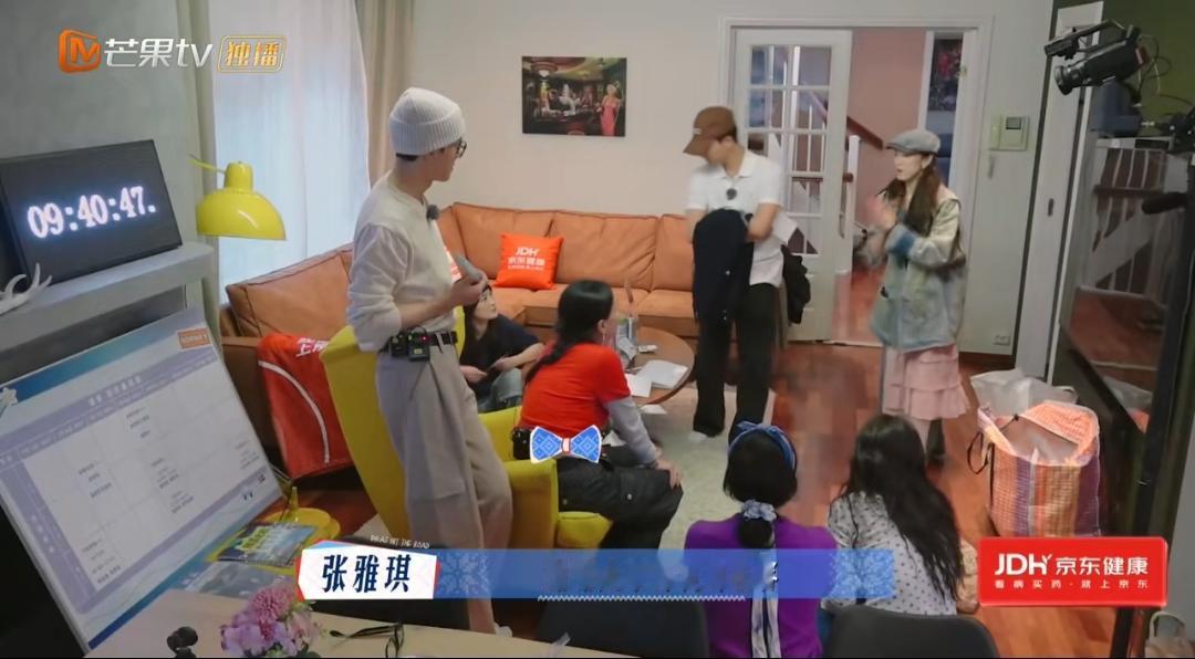 谁被张晚意的“弟系守护”戳到了？小妹发言时，张晚意悄悄往后退了半步，没抢半